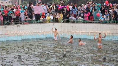 5 مشاهد تتصدر الساعات الأولى في عيد الفطر.. الاختلاط بين الرجال والنساء بالمساجد.. أطفال يسبحون في نافورة مصطفى محمود ويحتفلون على أنغام الـ «دي جي».. وبيع «تي شيرتات» الأهلي والزم