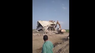 بالفيديو.. حملة لإزالة التعديات على بحيرة المنزلة في دمياط