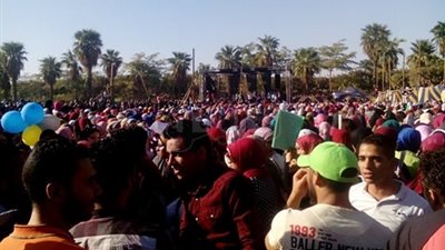 طلاب حلوان يتغلبون على حرارة الشمس بورقة وكاب وشمسية قبل حفل أدهم سليمان