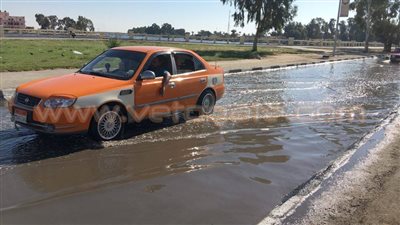 بالصور.. كثافة مرورية بطريق نمرة 6 بالإسماعيلية بسبب كسر ماسورة مياه