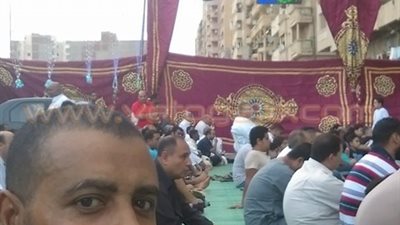 بالصور.. مدرب حراس «سموحة» يؤدي صلاة العيد بـ«بلازا»