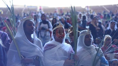 بدء قداس أحد الشعانين في دير سمعان الخراز بالمقطم (صور)