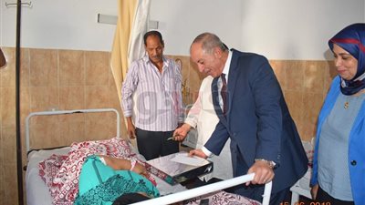 أحمد عبد الله يهنئ المرضى في المستشفى العام بعيد الفطر (صور)