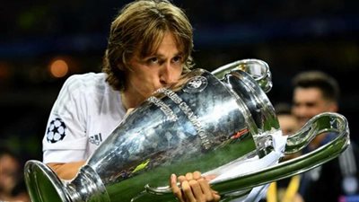 مودريتش يفوز بجائزة أفضل لاعب في العالم متفوقا على صلاح ورونالدو