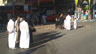 بالصور.. تكدس وازدحام المواطنين انتظارا لوسائل المواصلات بمطروح