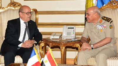 وزير الدفاع يبحث مع وزير خارجية فرنسا سبل مكافحة الإرهاب