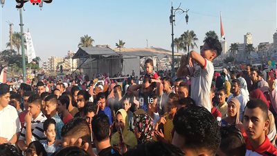 أهالي دمياط يحتفلون بالعيد في الميادين بالأغاني الشعبية (فيديو)