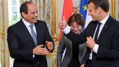 رئيس فرنسا وقرينته يصلان الاتحادية