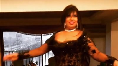 فيفي عبده تثير سخرية الجمهور بسبب رقصها على أغنية حزينة لشيرين