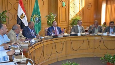 محافظ الإسماعيلية يستعرض موقف مشروعات مياه الشرب والصرف الصحي