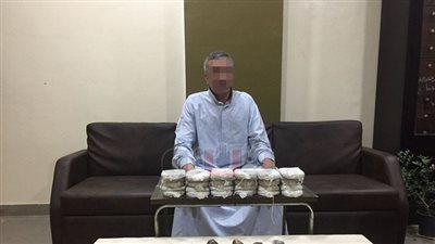 بالصور.. الضباط يرسمون «تحيا مصر» بـ«تذاكر الهيروين» في الشرقية