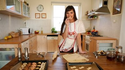 أضرار تناول الكعك والسمك المملح في العيد