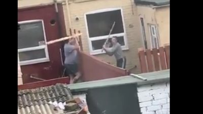 خناقة شرسة بين الجيران توقظ شارعا بأكمله (فيديو)
