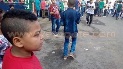 بالصور.. أطفال يدخنون السجائر في أول أيام العيد بميدان الجيزة