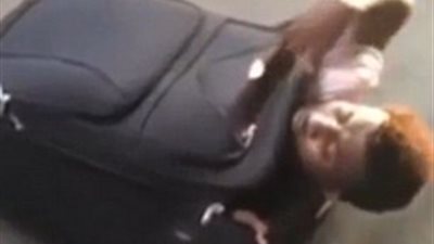 بالفيديو والصور.. مهاجر يختبئ في حقيبة سفر للهروب إلى سويسرا