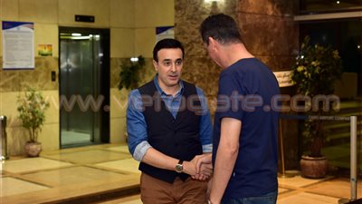 بالصور.. وصول صابر الرباعي إلى القاهرة.. ووليد منصور يستقبله