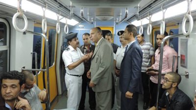 شرطة النقل تعيد طفلا تائها لأسرته بمترو السادات