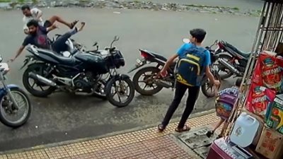 نهاية مروعة لسائق دراجة نارية وصديقه (فيديو)