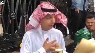 روسي يضع السعوديين في موقف محرج بسبب إفطارهم في رمضان بالمونديال (فيديو)
