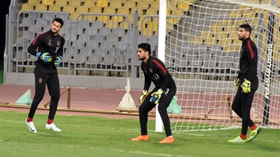 «سليمان» يقود تدريبات ثنائي حراسة المرمى