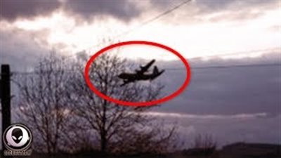 لقطات لشبح طائرة يظهر في سماء بريطانيا يثير ضجة (فيديو)