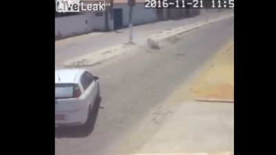 لحظة سقوط عمود إنارة على قائد دراجة نارية (فيديو)