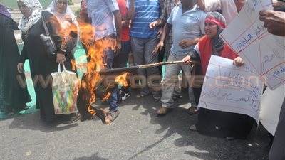 بالفيديو والصور.. سيدة تحرق علم «داعش» أمام «القائد إبراهيم»