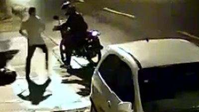 شاب يلقن لصا درسًا قاسيًا (فيديو)