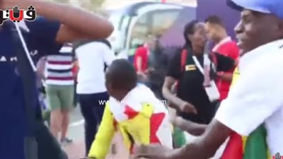 وصلة رقص وهتافات.. جماهير زيمبابوى تدعم محمد صلاح (فيديو)