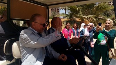 مواطنون يستقبلون محافظ القاهرة بـ«الكعك» بحديقة الميريلاند (صور)