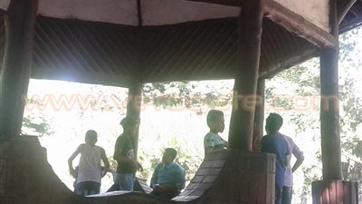 بالصور.. خناقة على سيجارة بين الأطفال في حديقة الحيوان