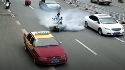 لحظة نجاة رجلين اشتعلت النيران في دراجتهما النارية (فيديو)