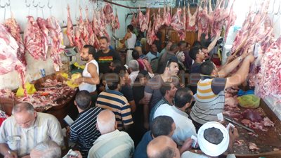 بالصور.. إقبال كبيرعلى محال الجزارة بالإسكندرية قبل عيد الأضحى