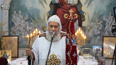 أسقف مطرانية قنا يترأس القداس بكنيسة الشهيدة دميانة (صور)