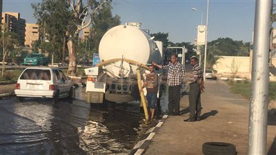 بالفيديو والصور.. إصلاح ماسورة المياه بطريق الكورنيش بالإسماعيلية