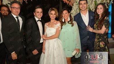 ياسمين عبدالعزيز ودنيا سمير غانم ومحمد إمام في حفل زفاف مصطفى خاطر
