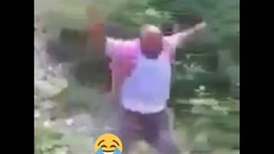 رد فعل رجل سقط بطريقة مروعة أمام أصدقائه (فيديو)