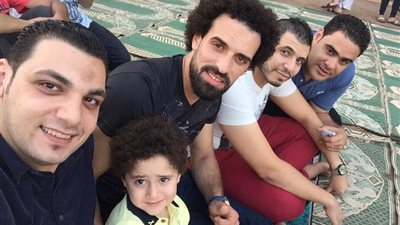 حارس مرمى المقاولون يحتفل بعيد الفطر وسط أصدقائه