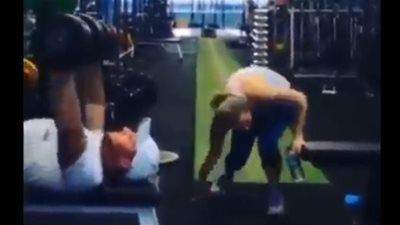 رد فعل غير متوقع لفتاة بعد ممارستها التمارين الرياضية (فيديو)