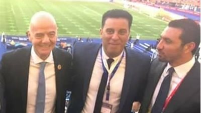 وزير الرياضة يلتقط صورا تذكارية مع رئيس الـ«فيفا» بإستاد القاهرة