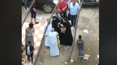 قساوسة يوزعون الحلوى على الأطفال بشبرا احتفالا بالعيد (فيديو)