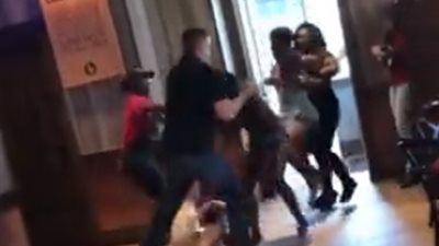 نهاية مروعة لمسن حاول الدفاع عن ابنته في عراك مع فتيات (فيديو)