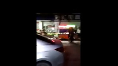 شاهد ماذا فعل المارة مع رجل تحرش بفتاة صغيرة؟ (فيديو)