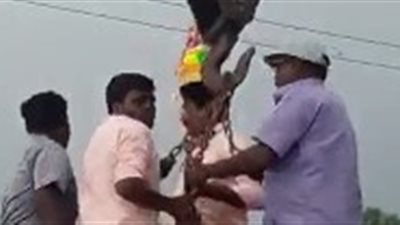 لحظة سقوط 4 رجال في المياه بعد انقطاع خطاف رافعة (فيديو)