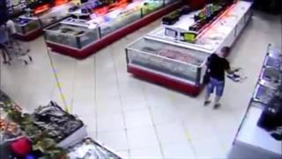 بالفيديو.. لقطات طريفة لسمكة تقفز من حوض لسلة رجل داخل متجر