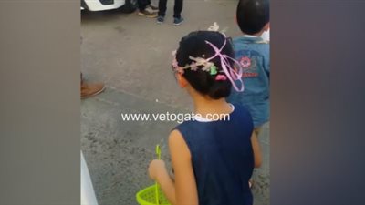 بالفيديو.. طفلان مصريان يوزعان الحلوى على المصلين بمسجد في الكويت