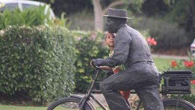 بالصور.. أطرف ردود أفعال الأطفال عند مشاهدة تماثيل بشرية