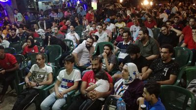 توافد الأسر والأطفال على المقاهى لمشاهدة مباراة مصر وزيمبابوى (صور)