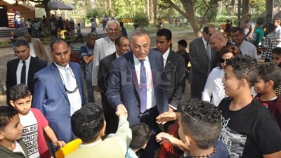 محافظ الجيزة يشارك المواطنين فرحة أول يوم العيد.. الدالي يؤدي الصلاة بمسجد مصطفى محمود.. يوزع العيدية على الأطفال الأيتام.. ويتفقد حديقتي الحيوان والأورمان (صور)