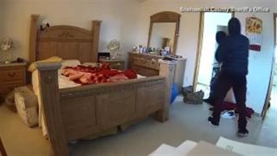 بالفيديو والصور.. لقطات مرعبة للصين يحبسان امرأة داخل حمام منزلها